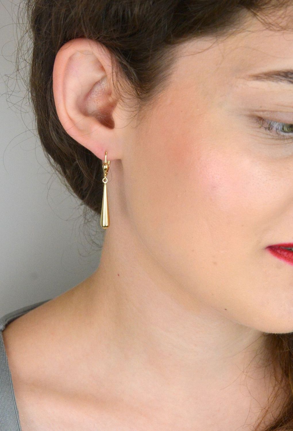 Delikatne kolczyki damskie ze złota próby 585 w kształcie smukłych sopelków. Długość 4 cm, zapięcie angielskie. Elegancja i subtelny styl w jednym.1.jpg